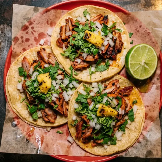 Tacos al pastor con salsa verde y cebolla