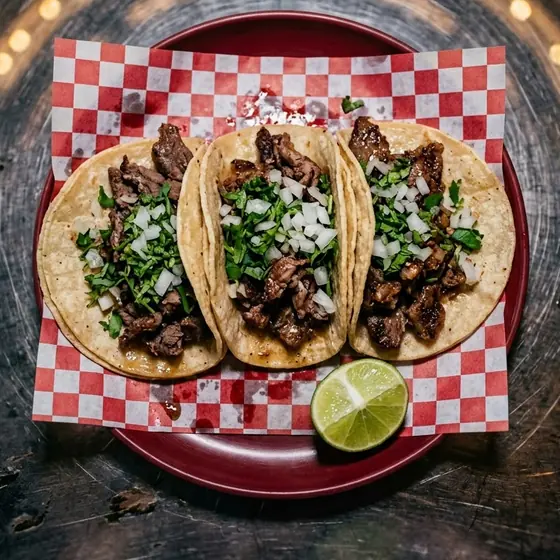 Tres tacos de suadero con cebolla y cilantro