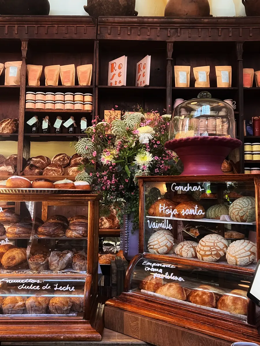 Vitrinas de madera llenas de pan dulce