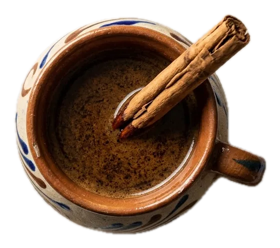 Café de olla en jarro de barro con raja de canela